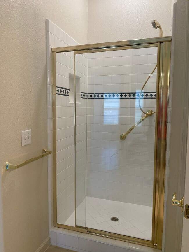 Building Photo - Beautiful Lakefront Home in the Vineyard! ...