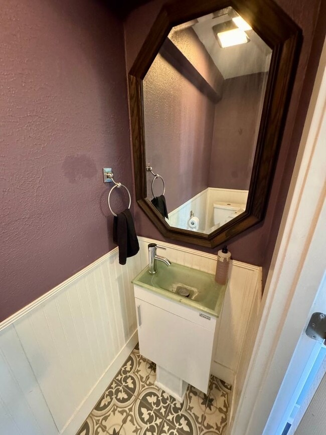 Building Photo - Open Concept 3 Bed 1.5 Bath in Swissville!