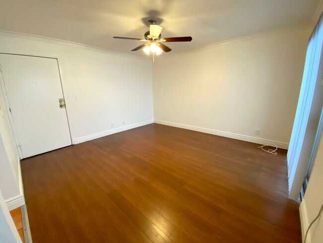 Building Photo - 4069 Oakwood Ave