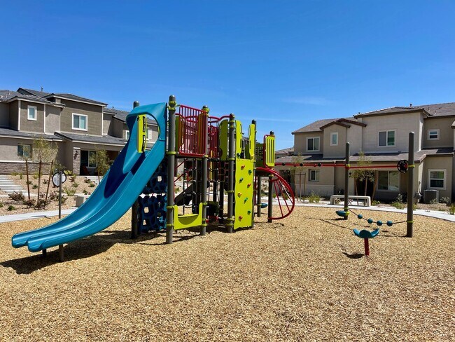 Building Photo - Gated 3 Bed, 2.5 Bath, 2 Car Garage Townho...