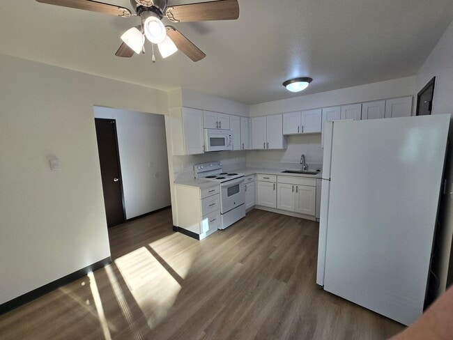Building Photo - *!~!* WoW *!~!* Absolutely STUNNING Pet Friendly Remodeled 2 Bed Apt. *!~!* wOw *!~!*