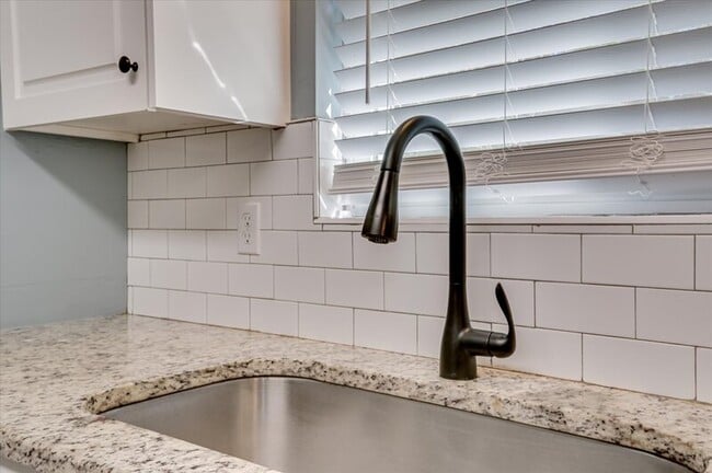 Building Photo - 2572 Tara Heights Cir