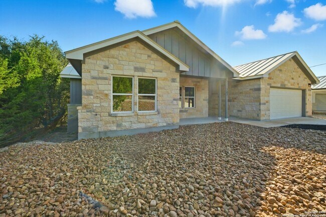 Building Photo - 207 Deer Oaks Dr