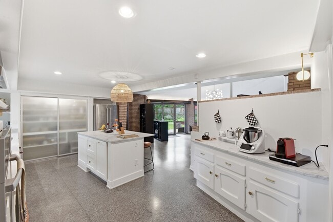 Building Photo - 4603 Ivanhoe St