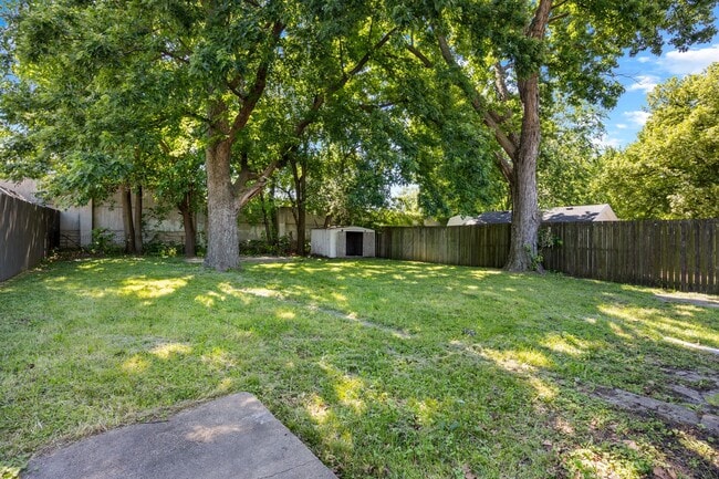Building Photo - Update 1 bedroom Home with Fenced in Yard