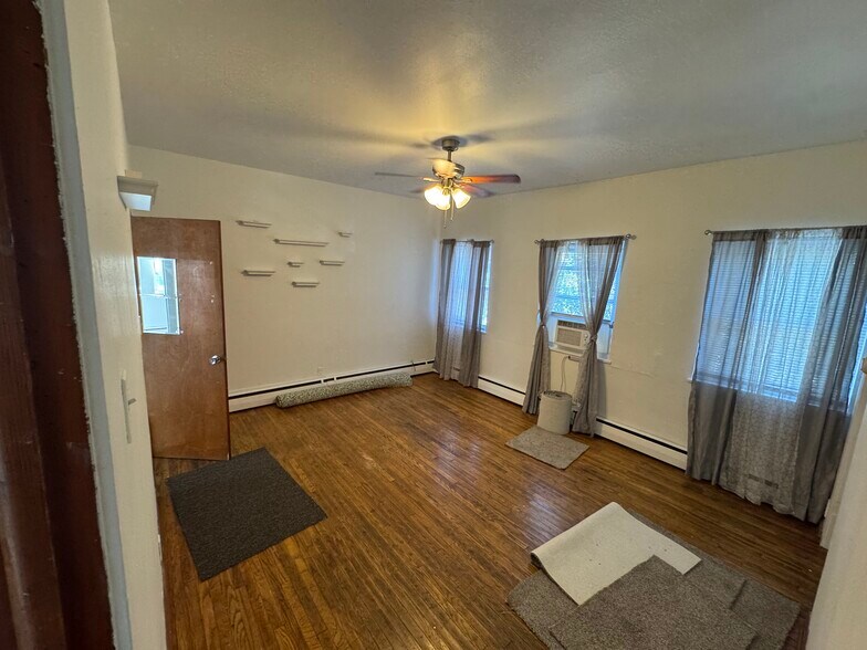 Front Room/Living Room - 4052 Penn Ave