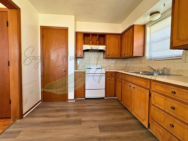 Building Photo - 522 E Short Ave