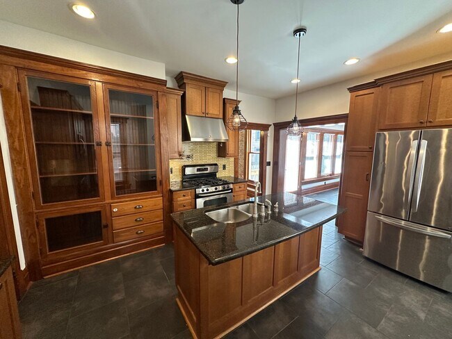 Building Photo - Short North / Victorian Village Single Family House!