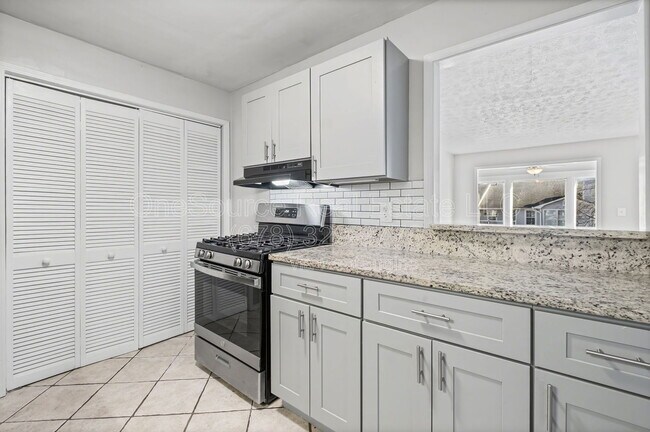 Building Photo - 907 Augusta Dr