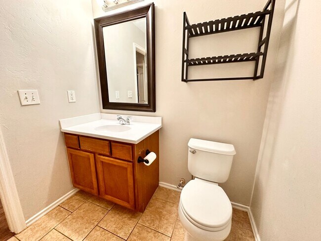 Building Photo - Newer 3 Bedroom off I-240
