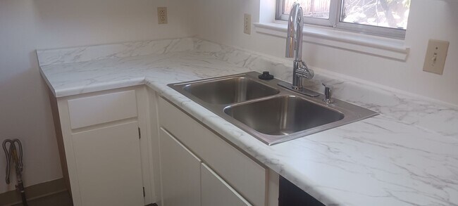 Building Photo - Three Bedroom w/ Fireplace and large back yard!