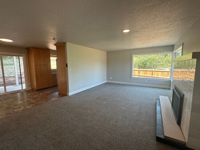 Building Photo - Beautifully Refreshed Home on Several Acre...