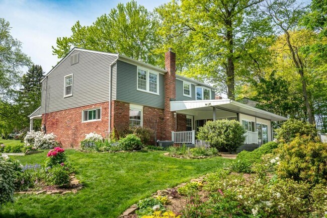 Building Photo - 122 Rivercrest Dr