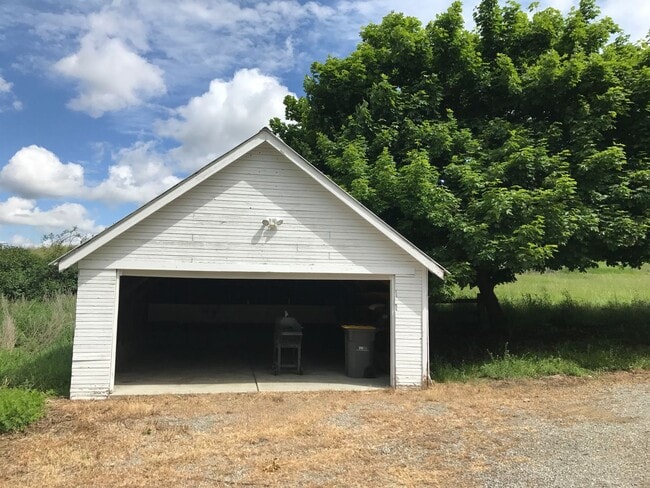 Building Photo - Charming 3 bed South Spokane Farm House