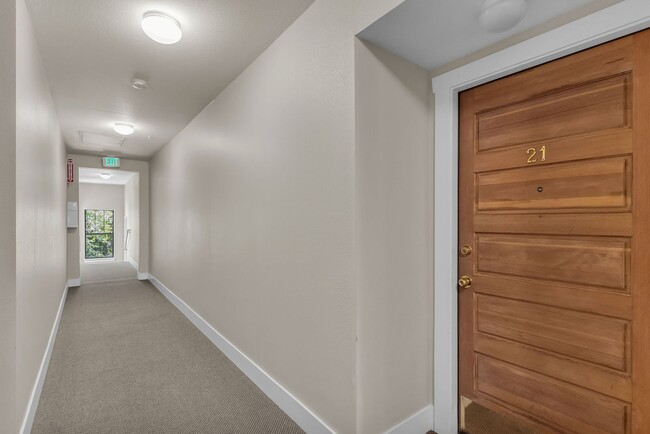 Building Photo - Pinebrook Pointe