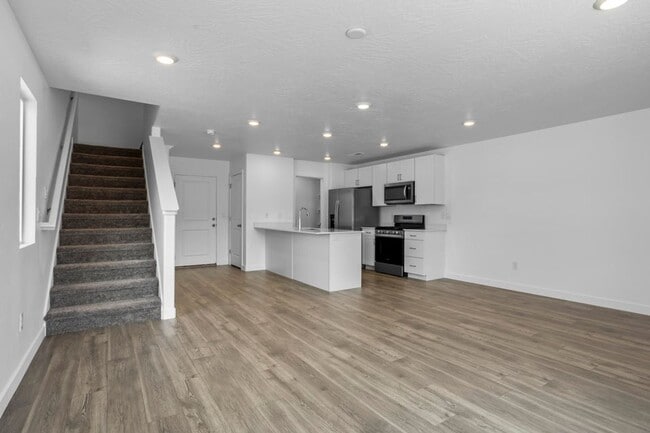 Building Photo - MOVE IN READY! 3 Bedroom townhome in long valley!