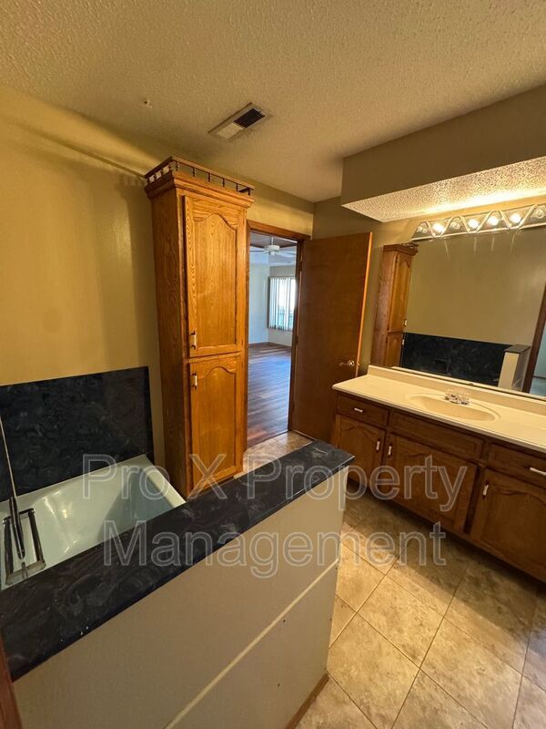 Building Photo - 510 E Elm St