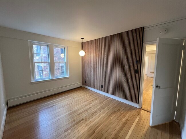 Building Photo - 988 Memorial Dr