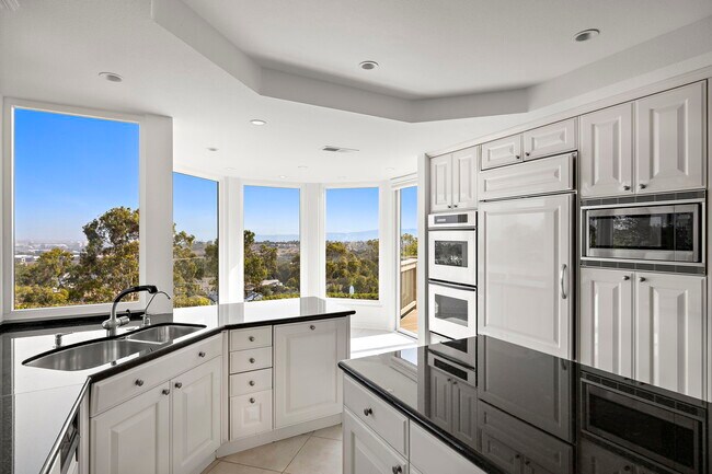 Building Photo - 31 Saint Tropez