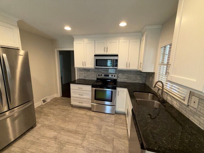 Building Photo - Myers Park 3 Bedrooms 2 Bathroom Duplex!