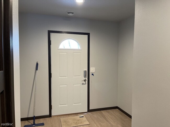 Building Photo - 4 br, 2.5 bath Townhome - Ringbaum Townhomes