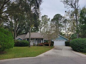 Building Photo - Beautiful and completely Renovated 3/2 fen...