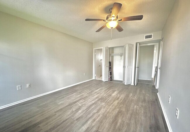 Building Photo - 6 Greenway Village N