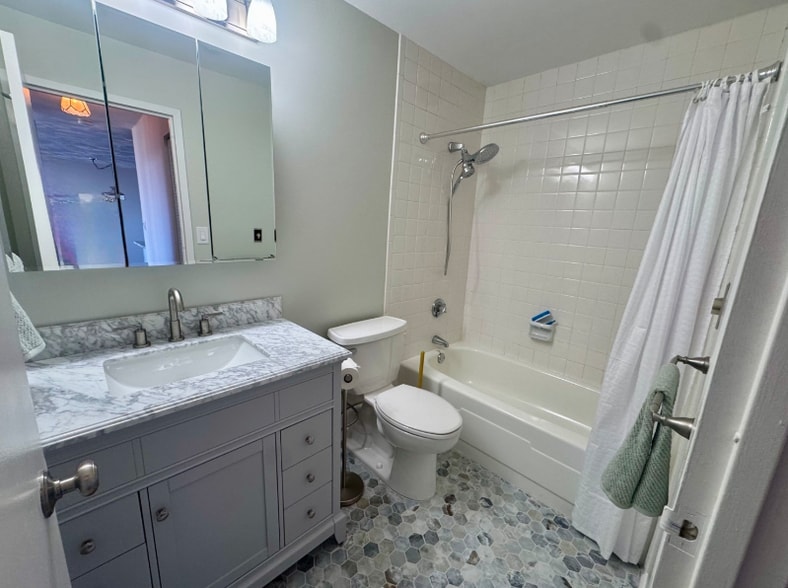 Building Photo - 77 Adams St