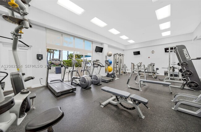 Building Photo - 6917 Collins Ave