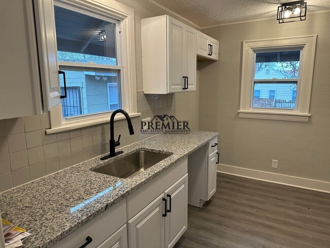 Building Photo - 1702 E 72nd St