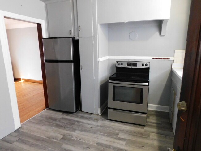 Building Photo - Clean and Tidy Upper Unit of Duplex