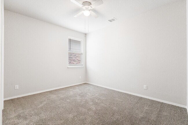Building Photo - A rare true dual-suite floorplan in Alamo Ranch — two private en-suite bedrooms, single-story liv...