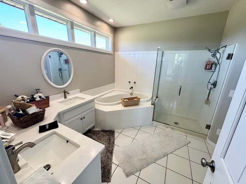 Building Photo - 2077 Woodstone Dr