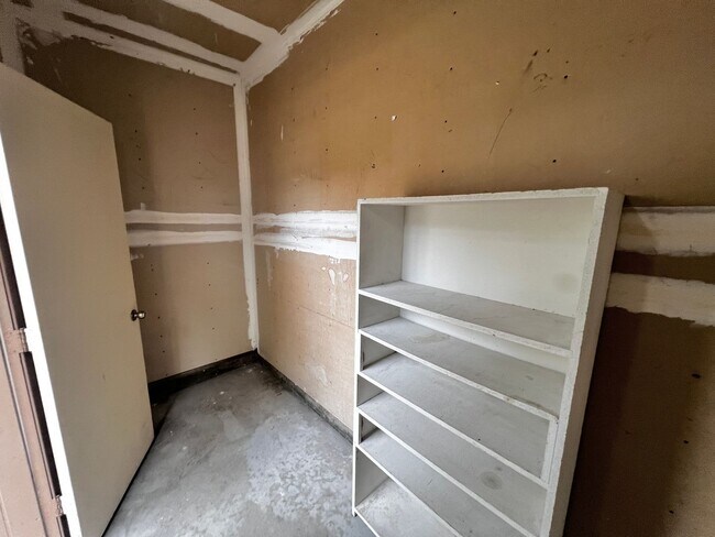 Building Photo - Spacious 3 bedroom 1.5 bath