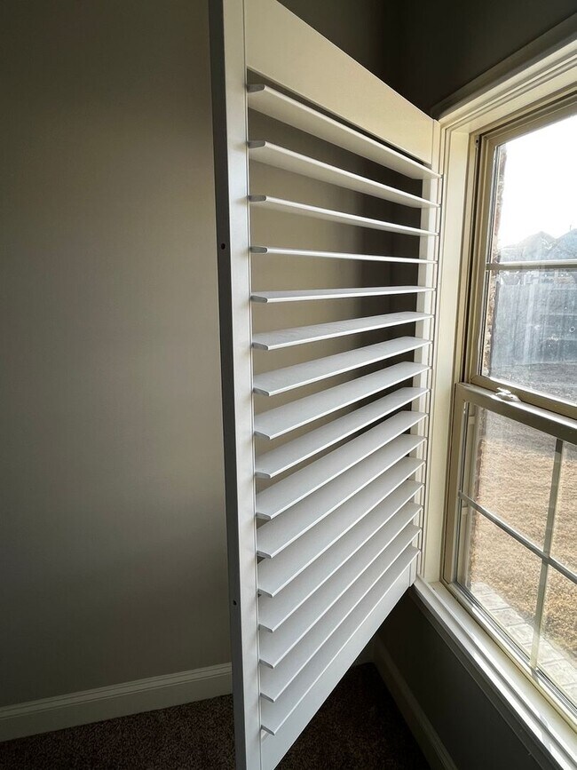 Building Photo - Custom Built home in a quiet subdivision