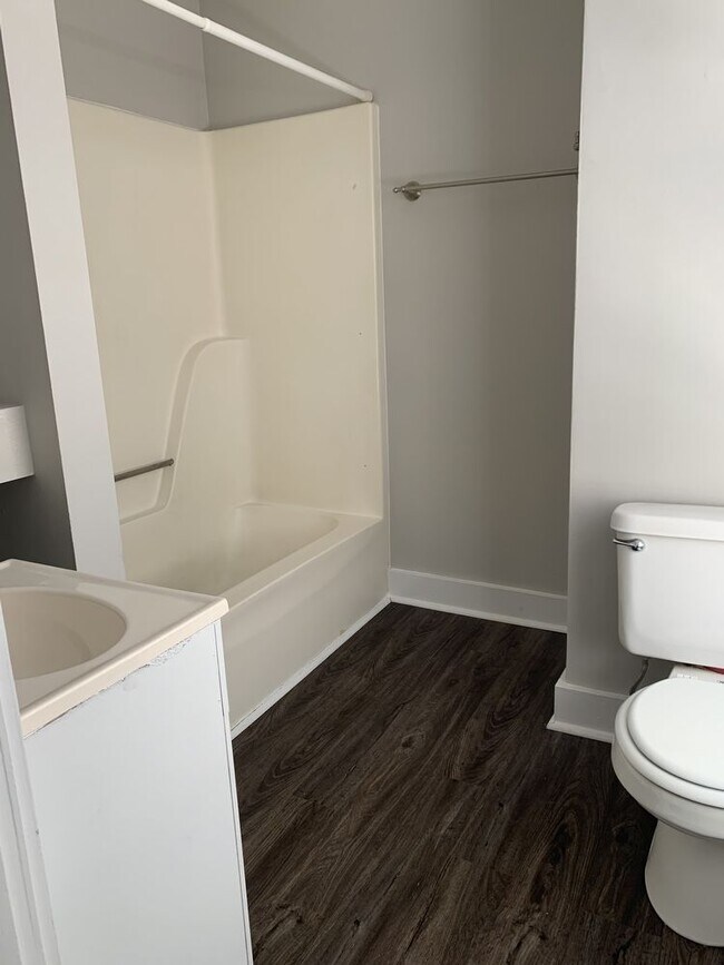 Building Photo - 2 Bedroom 1  Bath Apartment