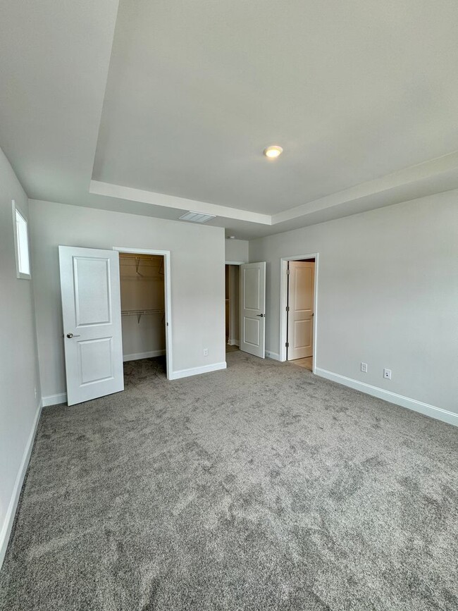 Building Photo - Beautiful 3BR/2BA w/ Office Townhouse in P...