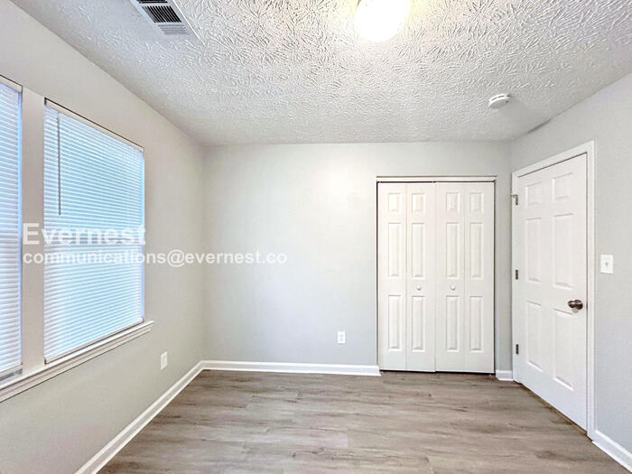 Building Photo - 5772-5773 3 Lakes Dr