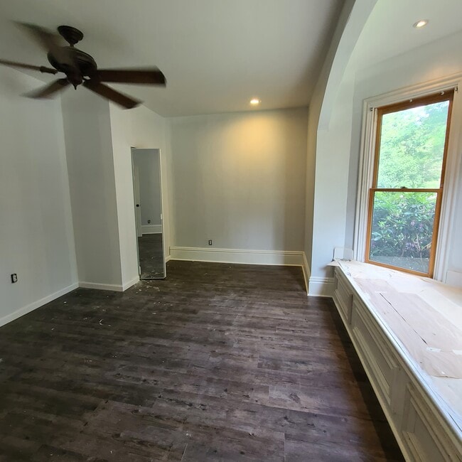 Building Photo - 309 Lake St