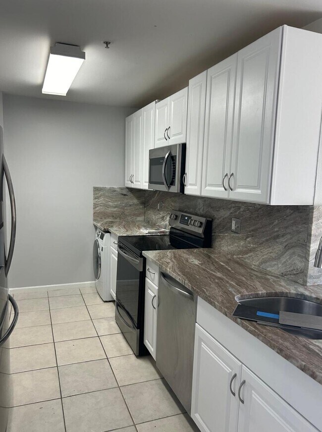 Building Photo - 2080 Greenview Shores Blvd