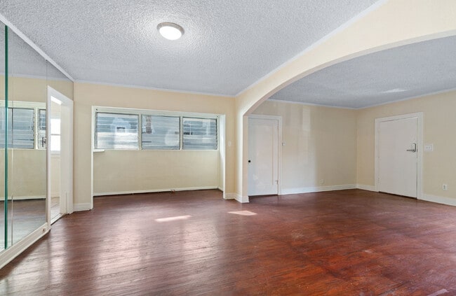 Building Photo - 929 N Croft Ave