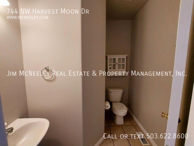 Building Photo - 744 NW Harvest Moon Dr
