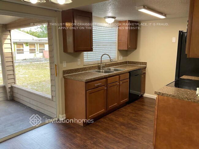 Building Photo - 2401 Driftwood Dr