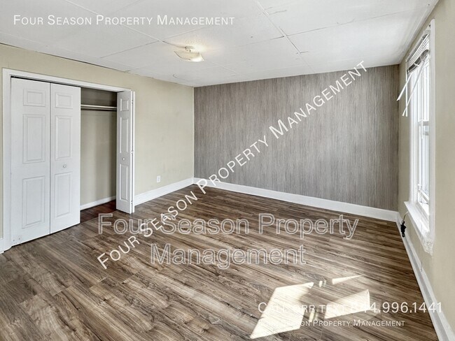 Building Photo - 306 S Locust St
