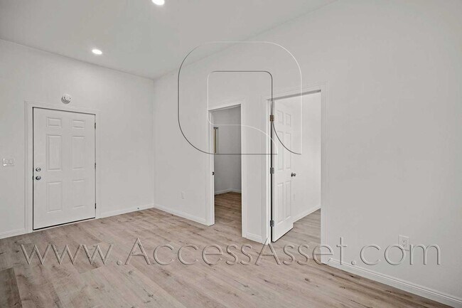 Building Photo - Cozy 2 Bed/1 Bath Unit In Peaceful Homeland Neighborhood!