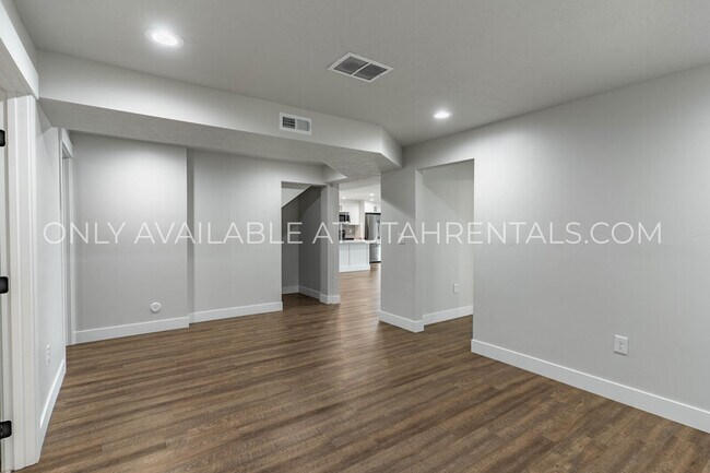 Building Photo - 4143 N Fairfield Dr