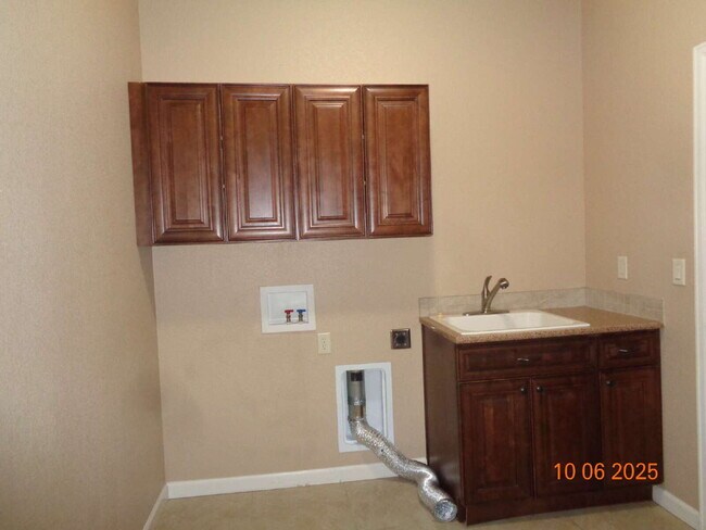 Building Photo - Exclusive community