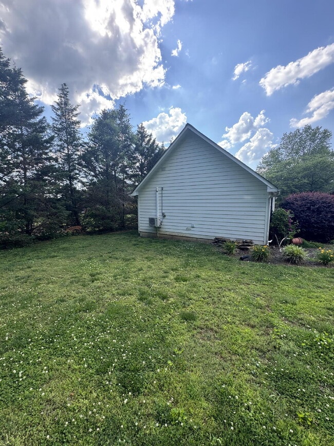 Building Photo - "Charming Furnished Studio Apartment Retreat in Valley Head – Cozy 300 Sq Ft!"