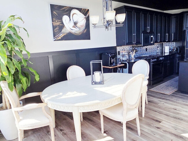 Building Photo - 1515 N Van Buren St