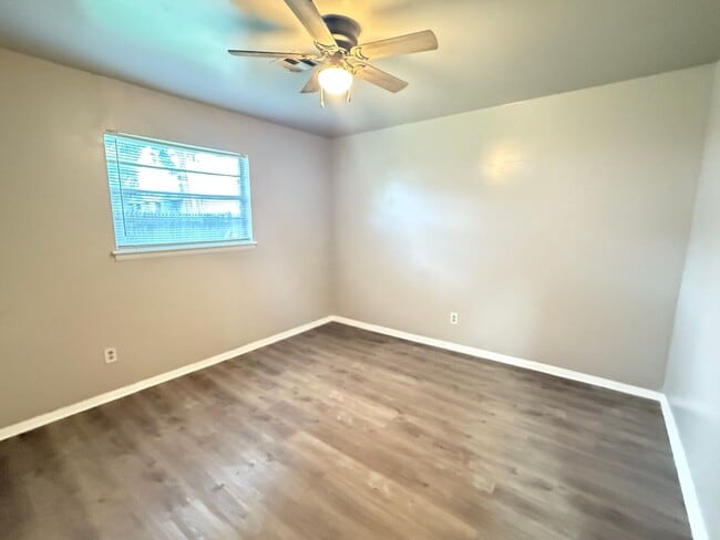 Building Photo - 3 Bedroom 1.5 bathroom duplex home